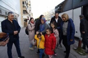 "İzmir Yardıma Koşuyor" kampanyası kapsamında yaklaşık 100 depremzede İzmir'e getirildi.