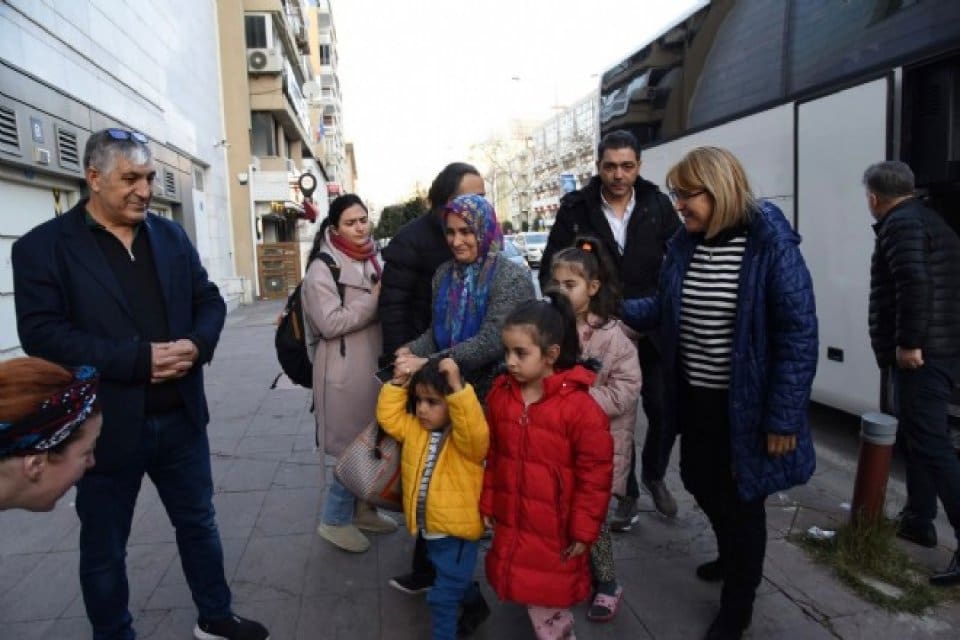 "İzmir Yardıma Koşuyor" kampanyası kapsamında yaklaşık 100 depremzede İzmir'e getirildi.