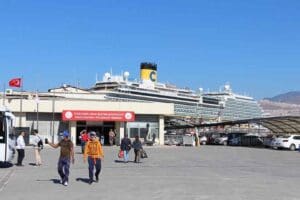 İZMİR Alsancak Limanı'na 'Costa Diadema' ve 'Nautica' kruvaziyer gemileri toplam