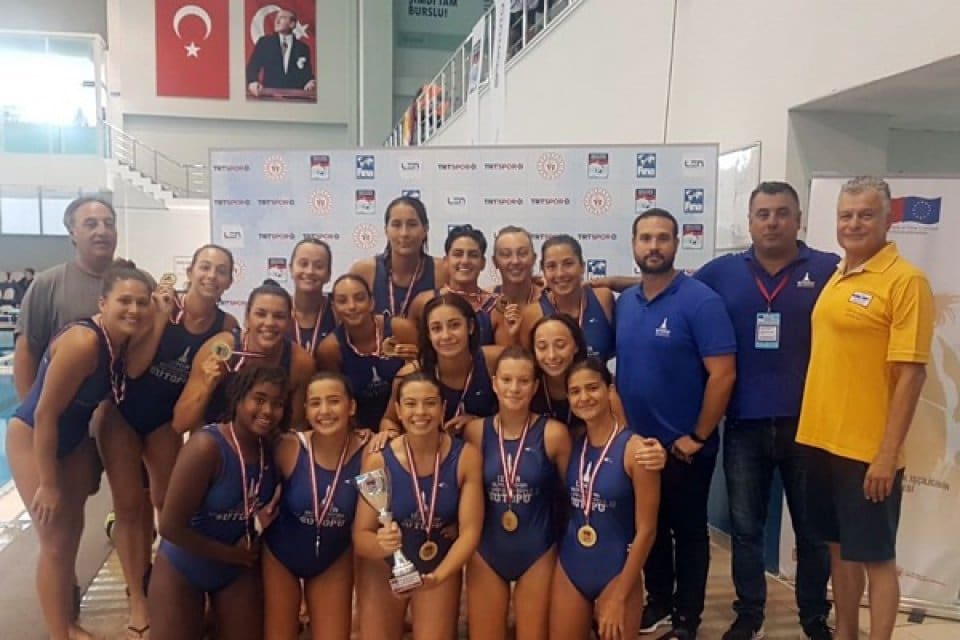 İzmir B&uuml;y&uuml;kşehir Belediyesi Gen&ccedil;lik ve Spor Kul&uuml;b&uuml; Kadın Su Topu
