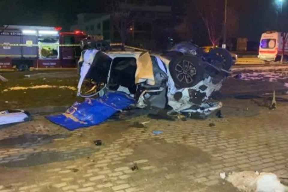 Bursa'dan İzmir'e gelmek &uuml;zere yola &ccedil;ıkan otomobil, s&uuml;r&uuml;c&uuml;s&uuml;n&uuml;n kontrol&uuml;nden &ccedil;ıkınca