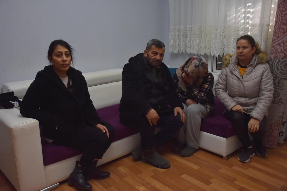 Deprem nedeniyle Malatya'daki evlerinin enkazı altında kalmaktan son anda kurtulan