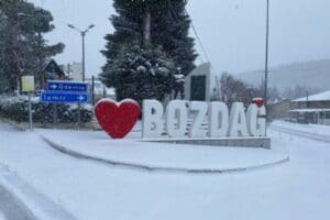 İzmir baharı karşılaşamaya hazırlanırken kar s&uuml;rprizi yaşıyor. İzmir baharı karşılaşamaya