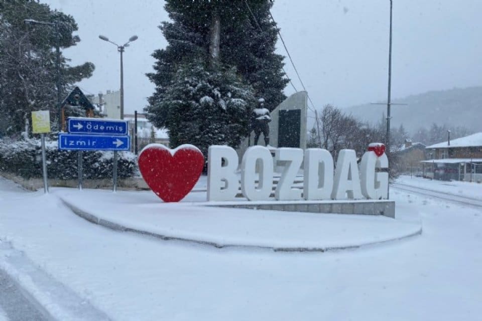 İzmir baharı karşılaşamaya hazırlanırken kar s&uuml;rprizi yaşıyor. İzmir baharı karşılaşamaya