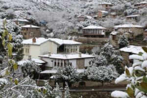 İzmir'in y&uuml;ksek kesimlerine mevsimin ilk karı d&uuml;şt&uuml;. Karabağlar Kavacık, &Ouml;demiş