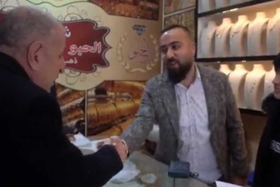 İzmir Emniyeti, bir kuyumcuya girip Suriye k&ouml;kenli esnafa kimlik ve