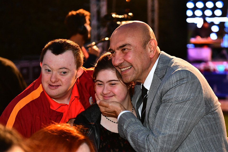 İzmir&rsquo;i engelsiz kent haline getirmek i&ccedil;in &ccedil;alışmalarını yoğunlaştıran İzmir B&uuml;y&uuml;kşehir