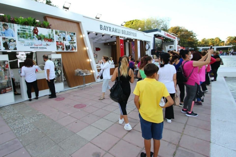 Bayraklı Belediyesi, her yıl farklı k&uuml;lt&uuml;rlere ev sahipliği yapan ve