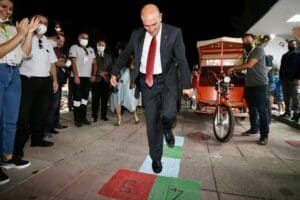 İzmir Enternasyonal Fuarı 90&rsquo;ıncı kez kapılarını a&ccedil;tı. A&ccedil;ılışın ardından stantları