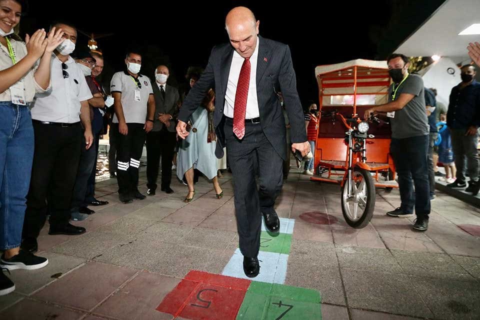 İzmir Enternasyonal Fuarı 90&rsquo;ıncı kez kapılarını a&ccedil;tı. A&ccedil;ılışın ardından stantları