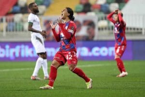 FUTBOLDA liglerde sezonun son b&ouml;l&uuml;m&uuml;ne girilirken İzmir'in profesyonel liglerdeki 7