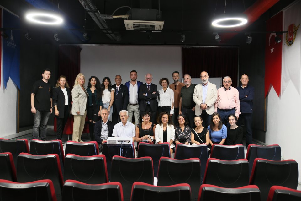 İzmir Gazeteciler Cemiyeti moderat&ouml;rl&uuml;ğ&uuml;nde &ldquo;Etik Gazeteciler At&ouml;lyesi&rdquo; &ccedil;alışması yapıldı.&nbsp; İGC