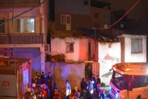 İzmir&rsquo;in Konak il&ccedil;esinde fırtınanın etkisiyle tek katlı bir evin &ccedil;atısı