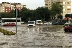 İZMİR'de, kuvvetli yağış uyarısının ardından sağanak etkili oldu. Bayraklı ve