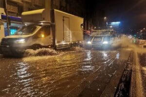 İzmir'de etkili olan sağanak nedeniyle trafik kazaları ve su baskınları