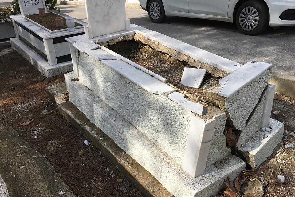 İzmir'de geçen hafta etkili olan sağanak, Buca ilçesindeki Gökdere Mezarlığı'nda,