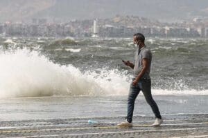 İzmir Valiliği kent genelinde etkili olması beklenen fırtına uyarısında bulundu.