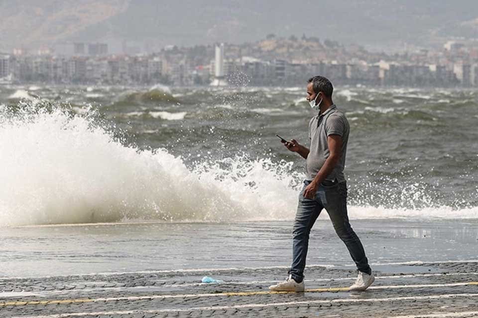 İzmir Valiliği kent genelinde etkili olması beklenen fırtına uyarısında bulundu.