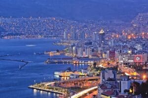 İzmir&rsquo;de y&uuml;zde 60-70 oranında dayanıksız binadan bahsedildiğini belirten İMO İzmir