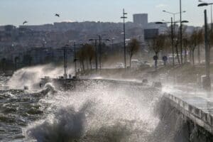 İzmir'de etkisini s&uuml;rd&uuml;ren lodosun, bu geceden itibaren kuvvetli ve fırtına