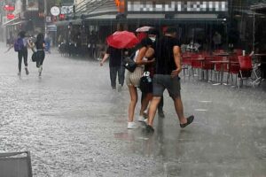 METEOROLOJİ&rsquo;den, İzmir i&ccedil;in kuvvetli g&ouml;k g&uuml;r&uuml;lt&uuml;l&uuml; sağanak uyarısı yapılarak, vatandaşlardan