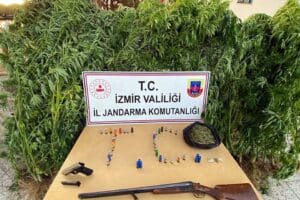İzmir'in 10 il&ccedil;esinde, jandarma ekiplerince uyuşturucu tacirlerine y&ouml;nelik d&uuml;zenlenen operasyonda