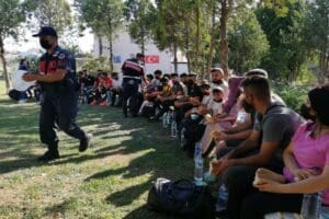 İZMİR'de, son 1 haftada 10 il&ccedil;ede d&uuml;zenlenen jandarma operasyonlarında, yasa