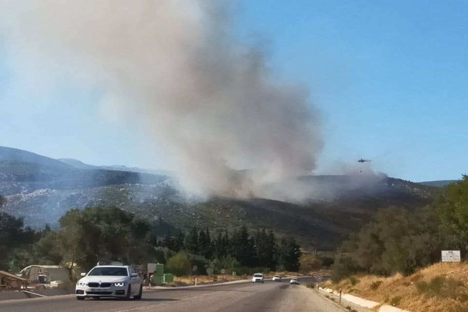 İzmir'in Menderes ve Urla il&ccedil;elerinde orman ve makilik alanlarda yangın