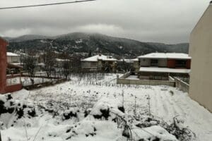 İzmir'in &Ouml;demiş, Kemalpaşa ve Karabağlar il&ccedil;elerinde y&uuml;ksek kesimlere kar yağdı.