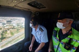 İzmir'de, İl Jandarma Komutanlığı ekipleri tarafından helikopter destekli trafik denetimi
