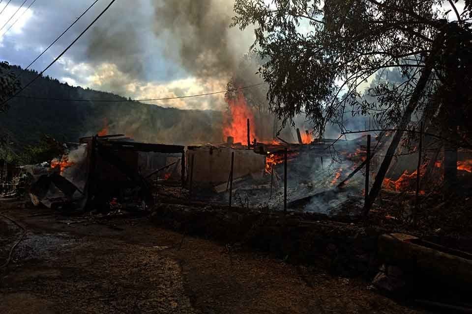 &nbsp;İzmir'in Tire'ye bağlı 6 k&ouml;y&uuml;nde peş peşe &ccedil;ıkan yangınlar k&ouml;yl&uuml;y&uuml;