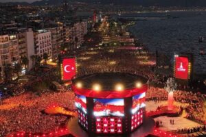 İzmir B&uuml;y&uuml;kşehir Belediyesi tarafından kentin kurtuluşunun 100. yılı şerefine d&uuml;zenlenen