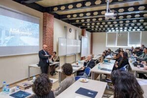 Yaşar &Uuml;niversitesi &ouml;ğrencileri ilk d&ouml;nem sonu projelerini, İzmir B&uuml;y&uuml;kşehir Belediyesi