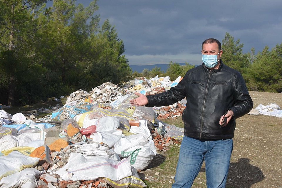 İzmir'in Bornova ilçesindeki ormanlık alan, kaçak dökümler nedeniyle moloz ve