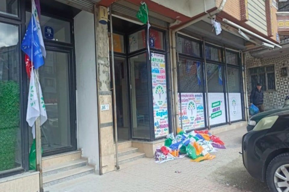 İzmir'in ardından Ankara'daki Yeşil Sol Parti se&ccedil;im b&uuml;rosuna kimliği belirsiz