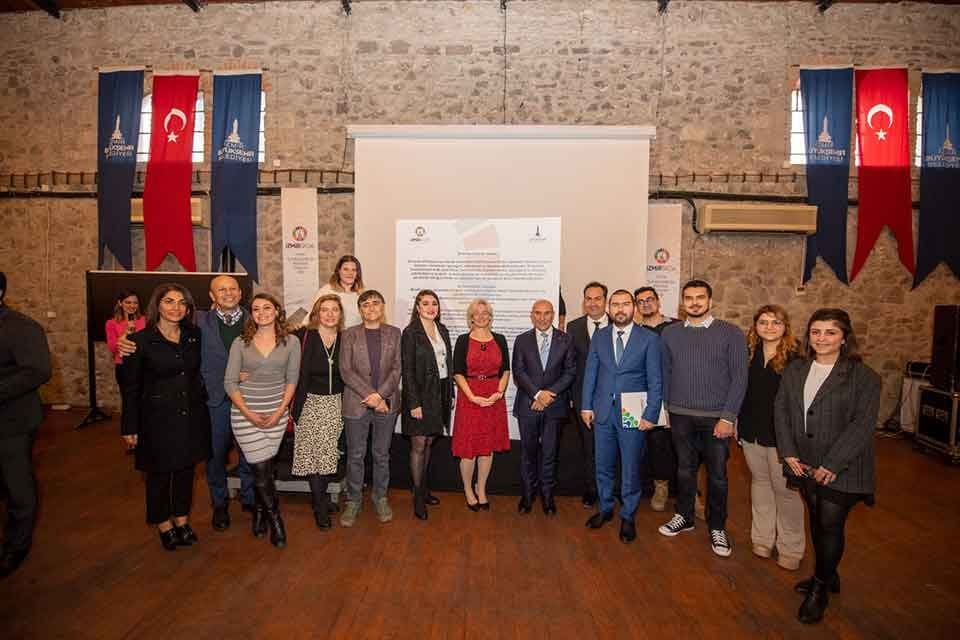 İzmir B&uuml;y&uuml;kşehir Belediyesi &ouml;nc&uuml;l&uuml;ğ&uuml;nde d&uuml;zenlenen &ldquo;İl&ccedil;e S&uuml;rd&uuml;r&uuml;lebilirlik Ofisleri &Ccedil;alıştayı&rdquo; başladı.