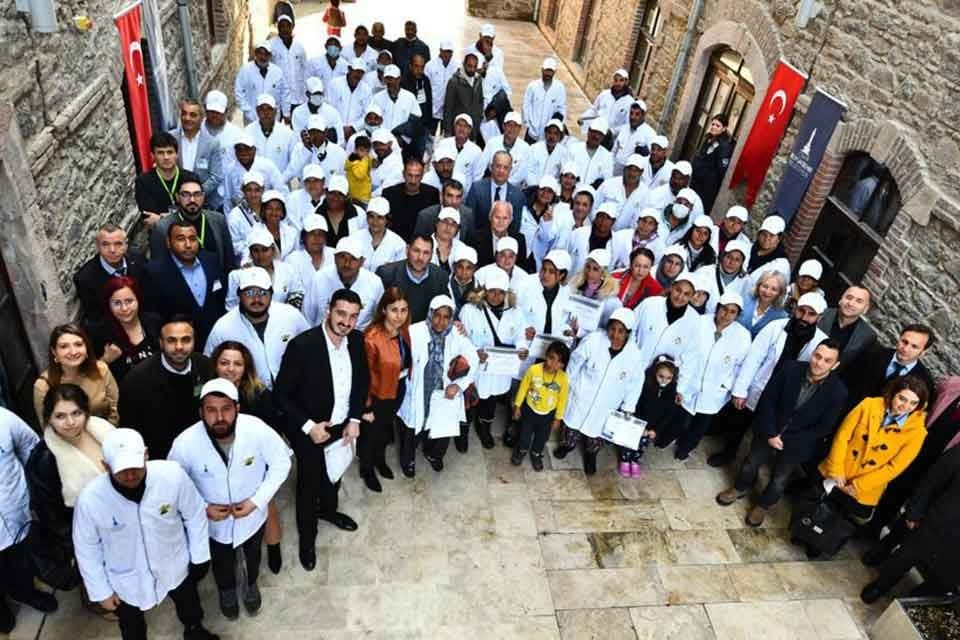 İzmir B&uuml;y&uuml;kşehir Belediyesi, kentin ge&ccedil;ici s&uuml;reli işgal noktalarında kestane, mısır