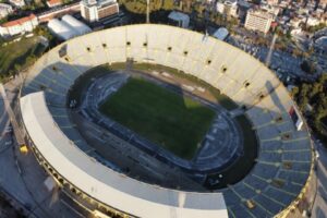 İzmir'in seyirci kapasitesi bakımından en büyük stadı olmakla birlikte yapılış