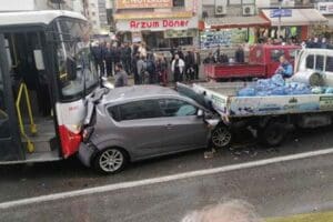 &Ccedil;ankaya Fevzi Paşa Bulvarı'nda belediye otob&uuml;s&uuml; bir araca arkadan &ccedil;arptı,