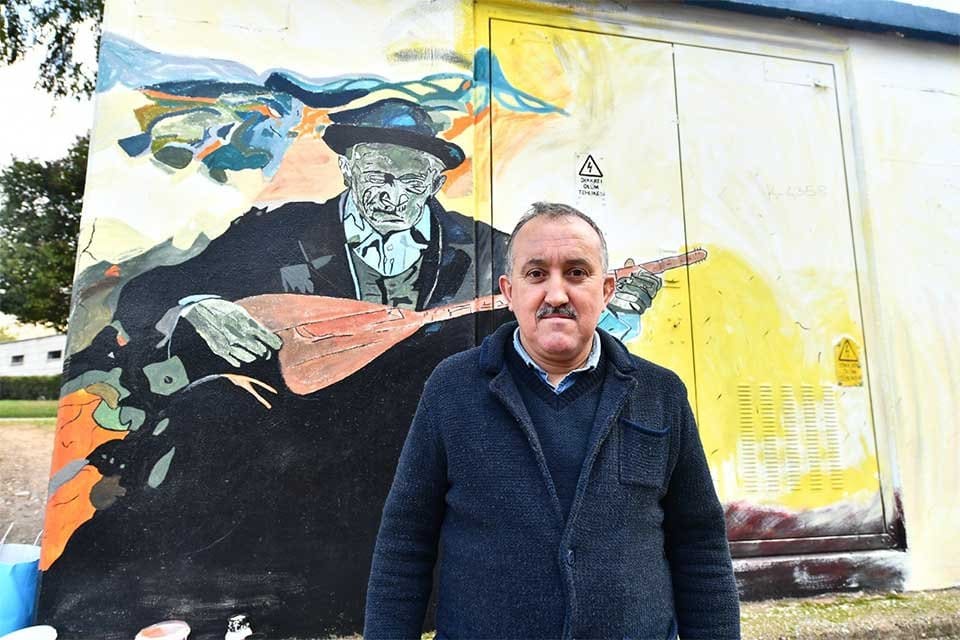 İzmir B&uuml;y&uuml;kşehir Belediyesi&rsquo;nde boya ustası olarak &ccedil;alışan engelli Murat &Uuml;lk&uuml;