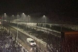 İzmir'in Bornova ve Karabağlar il&ccedil;elerinde kar yağışı etkili oldu. İl&ccedil;elere
