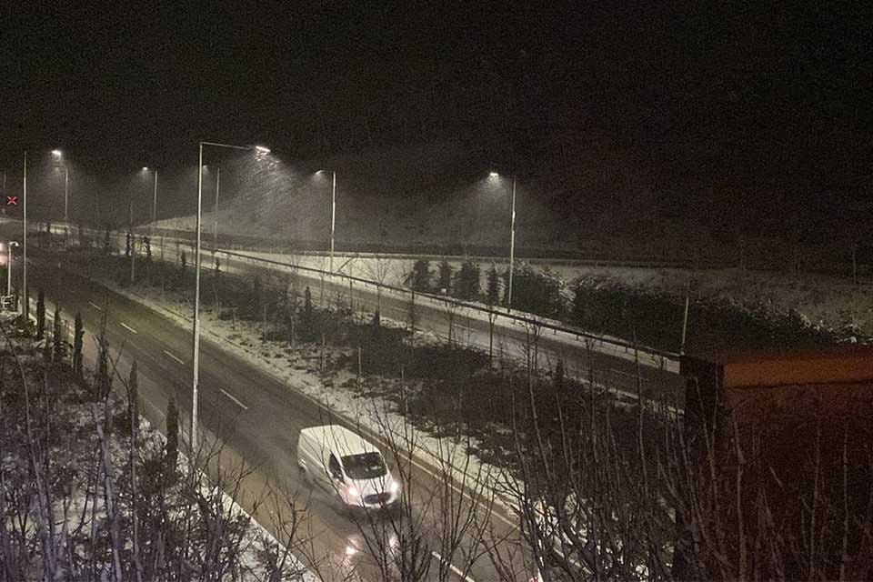 İzmir'in Bornova ve Karabağlar il&ccedil;elerinde kar yağışı etkili oldu. İl&ccedil;elere