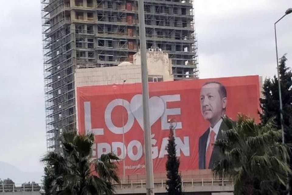 AK Parti İzmir İl Başkanlığı tarafından kentteki 30 il&ccedil;eye &lsquo;Love