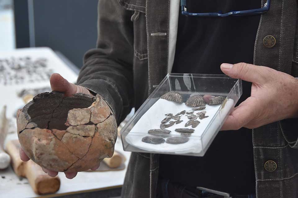 İzmir'in Bornova il&ccedil;esindeki Yeşilova H&ouml;y&uuml;ğ&uuml;'nde bir kadına ait 8 bin