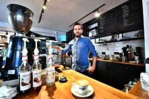 İzmir B&uuml;y&uuml;kşehir Belediyesi Meslek Fabrikası&rsquo;nda baristalık eğitimi alan kursiyerler kısa