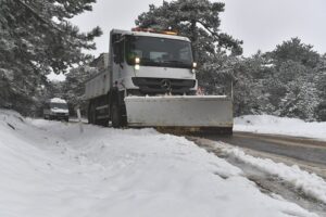 Kar yağışının dün öğle saatlerinden itibaren etkili olduğu bölgelere müdahale
