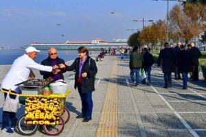 İzmir&rsquo;de sokak emek&ccedil;ilerinin &ccedil;alışma koşulları iyileştiriliyor. Birer kooperatif &ccedil;atısı altında