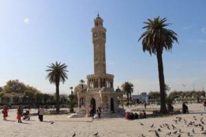 İzmir'in simgelerinden tarihi Saat Kulesi'nin altındaki &ccedil;eşmenin muslukları ve musluk