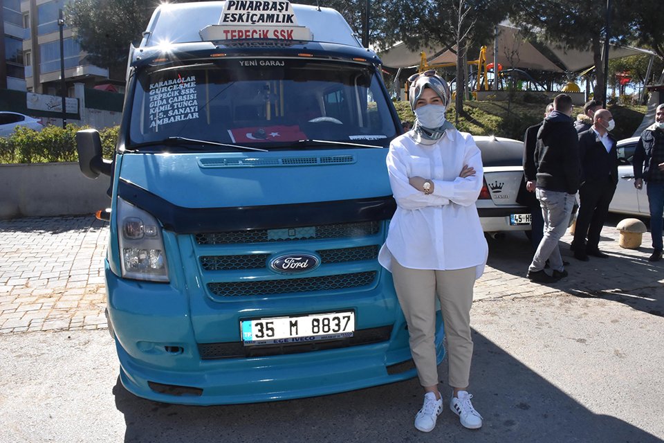 Elif Ergül (23), minibüs şoförlüğü yapıyor. İzmir'in tek kadın minibüs
