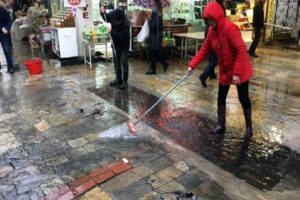 İzmir'de geceden itibaren etkili olan sağanak yağmur nedeniyle kentin bir&ccedil;ok